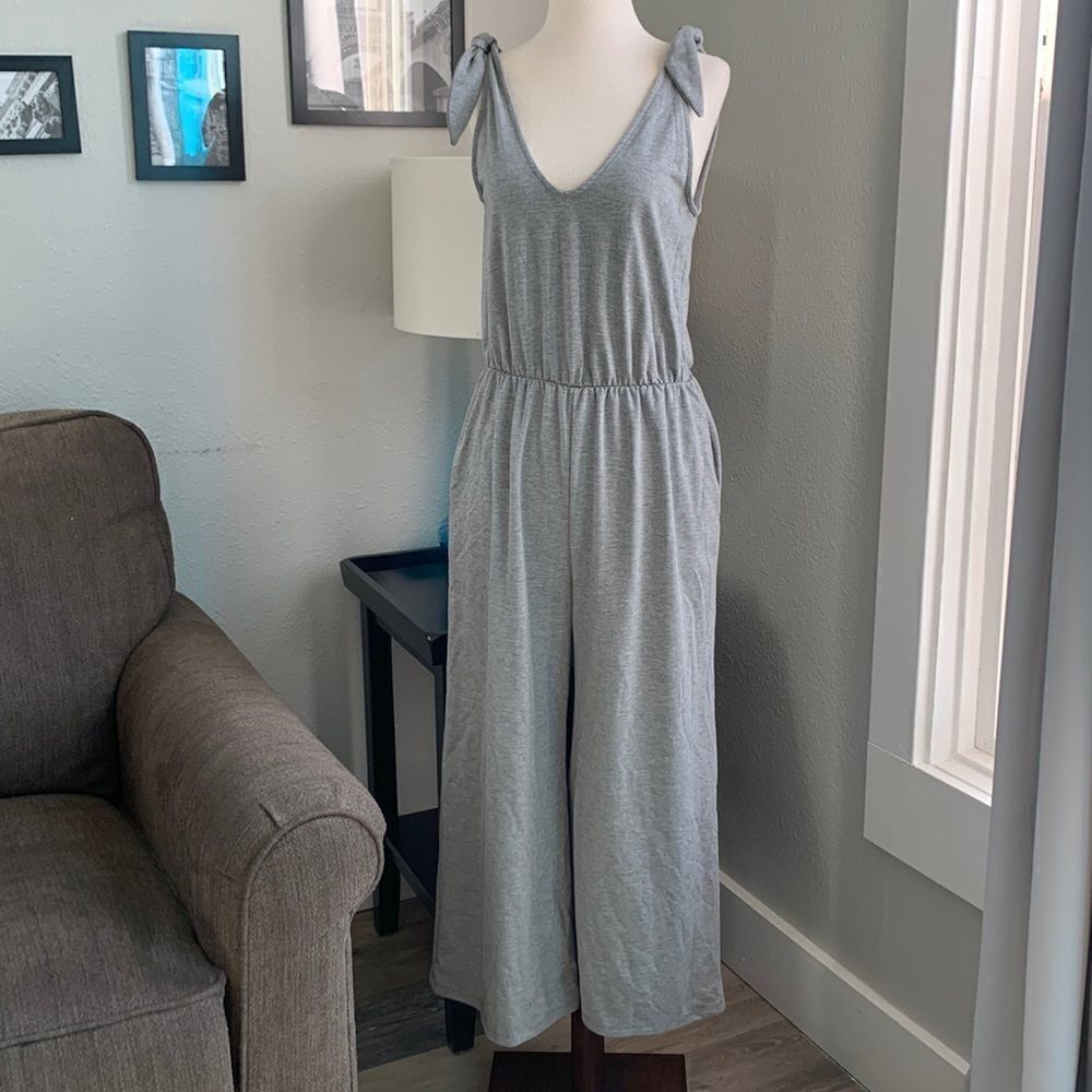 Everly jumpsuit wide leg and cropped v-neck sz small